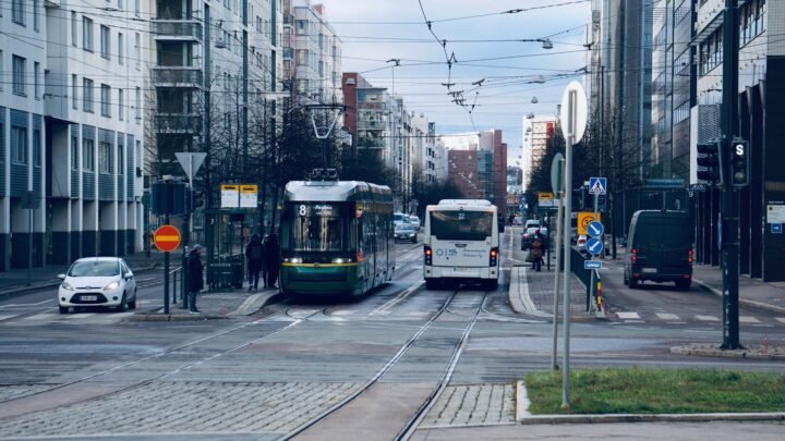 Äänekosken treffi-ilta seuralaisen kanssa, kun hän saapuu Jyväskylästä bussilla – kolme reittiä ilman ketjukahvilaa