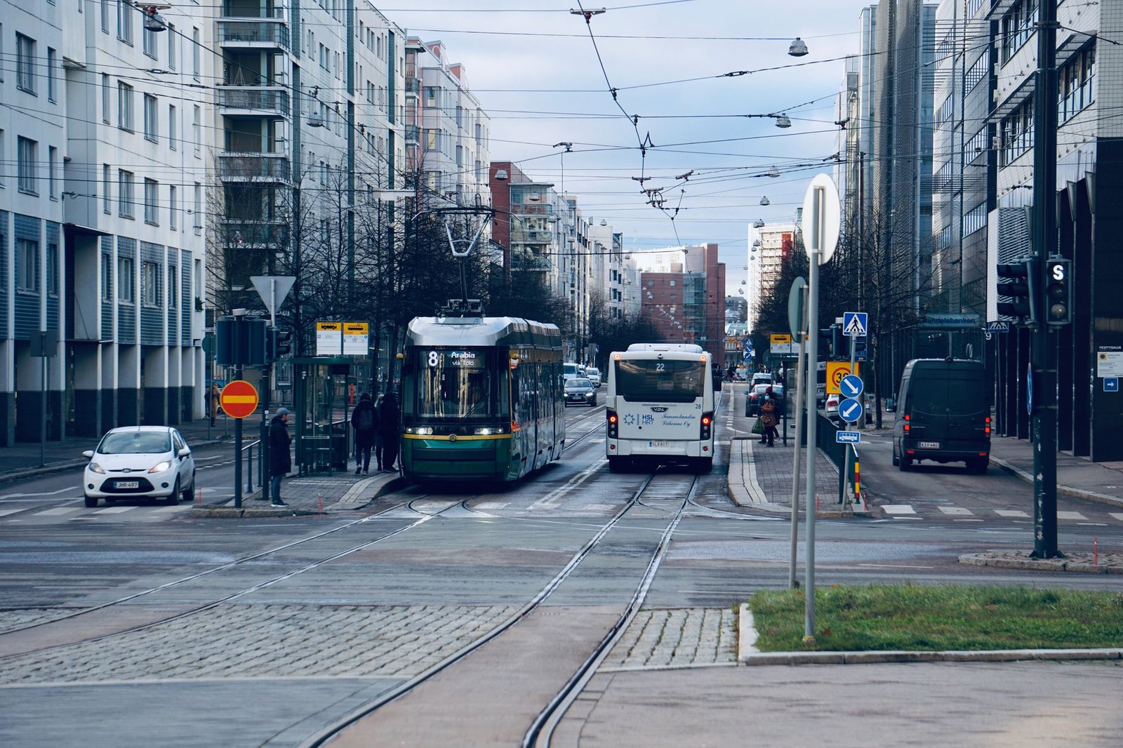 Hiljainen linja-autoasema talvihämärässä Äänekoskella