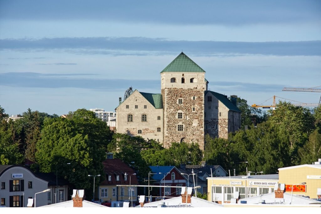 Aikuinen henkilö kävelee hyvin valaistulla Turun keskustan kadulla