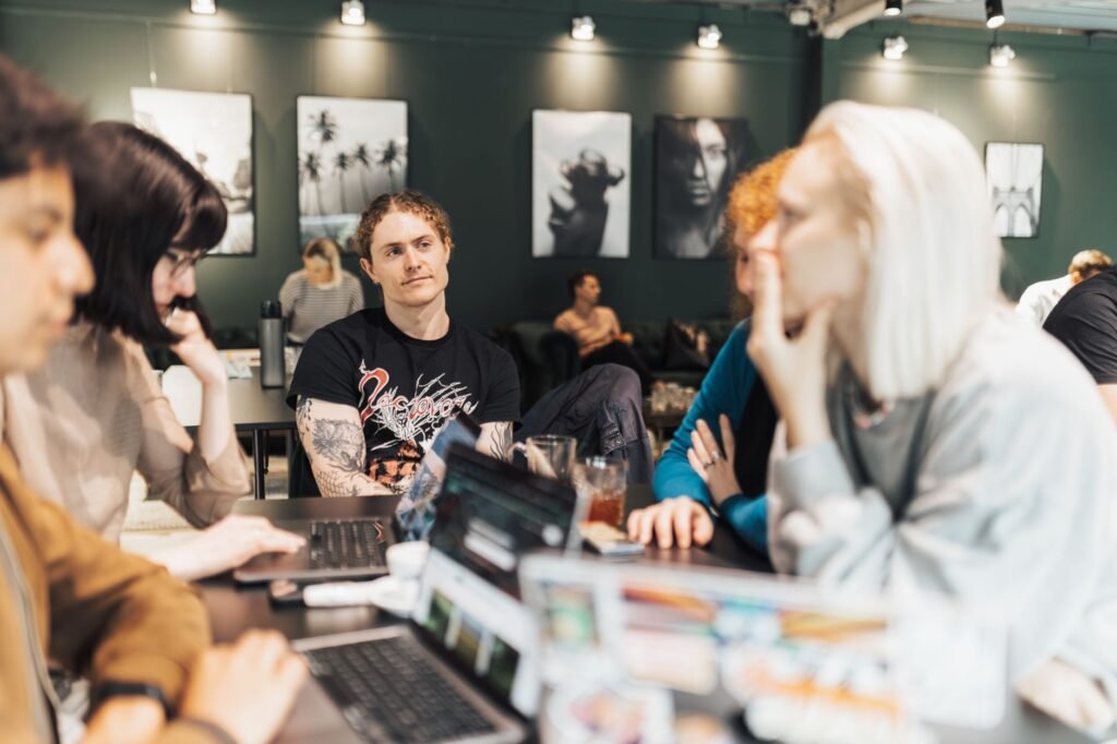 Kaksi aikuista keskustelee rauhallisesti kahvilassa