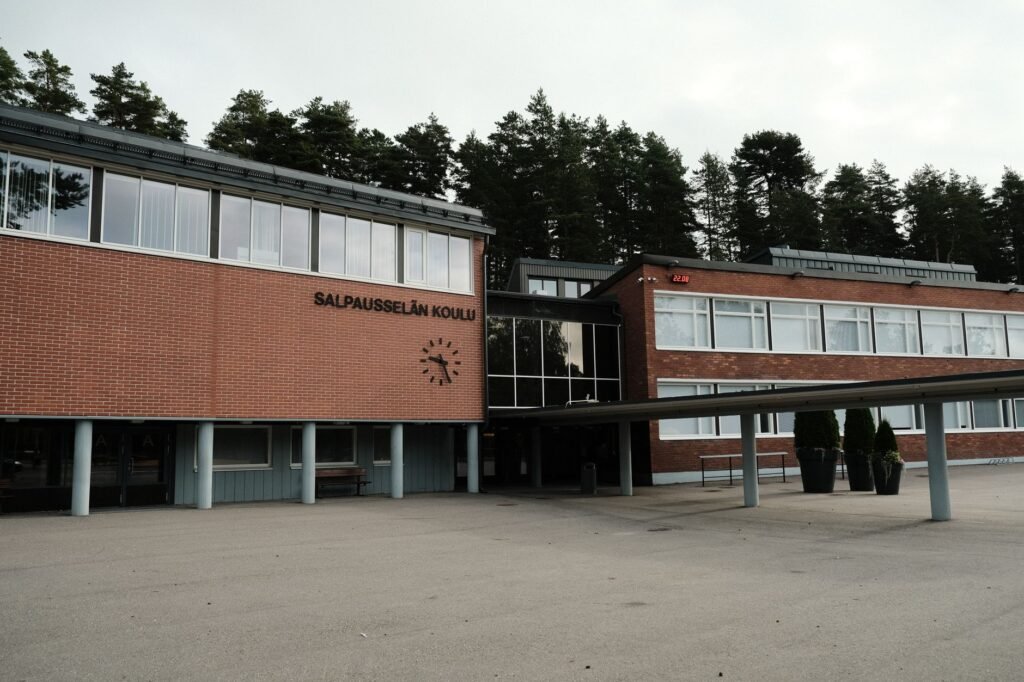 Rauhallinen ja hyvin valaistu sisäänkäynti turvallista tapaamista varten
