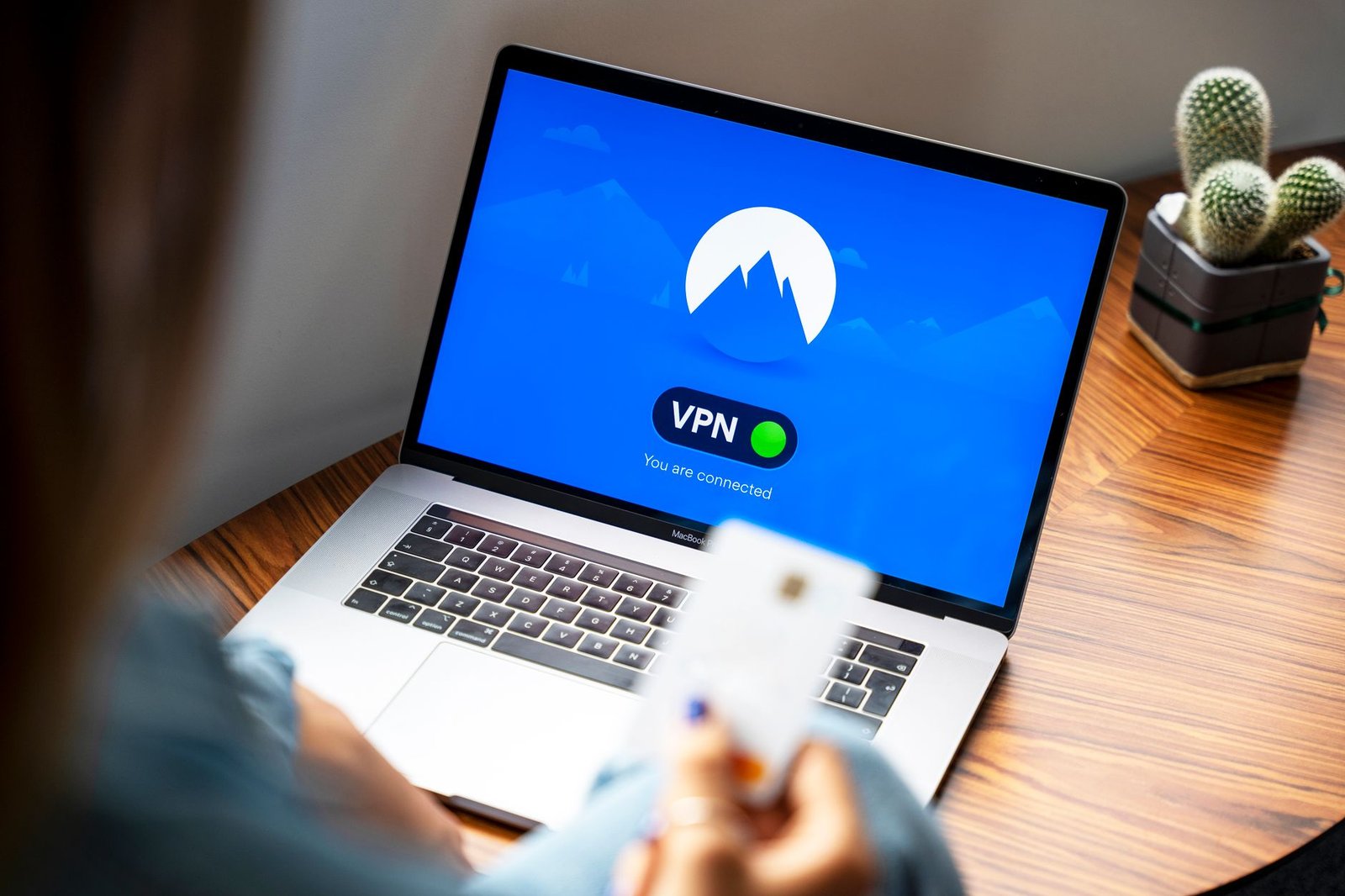 Aikuinen selaa yksityisesti verkkosivua kannettavalla tietokoneella