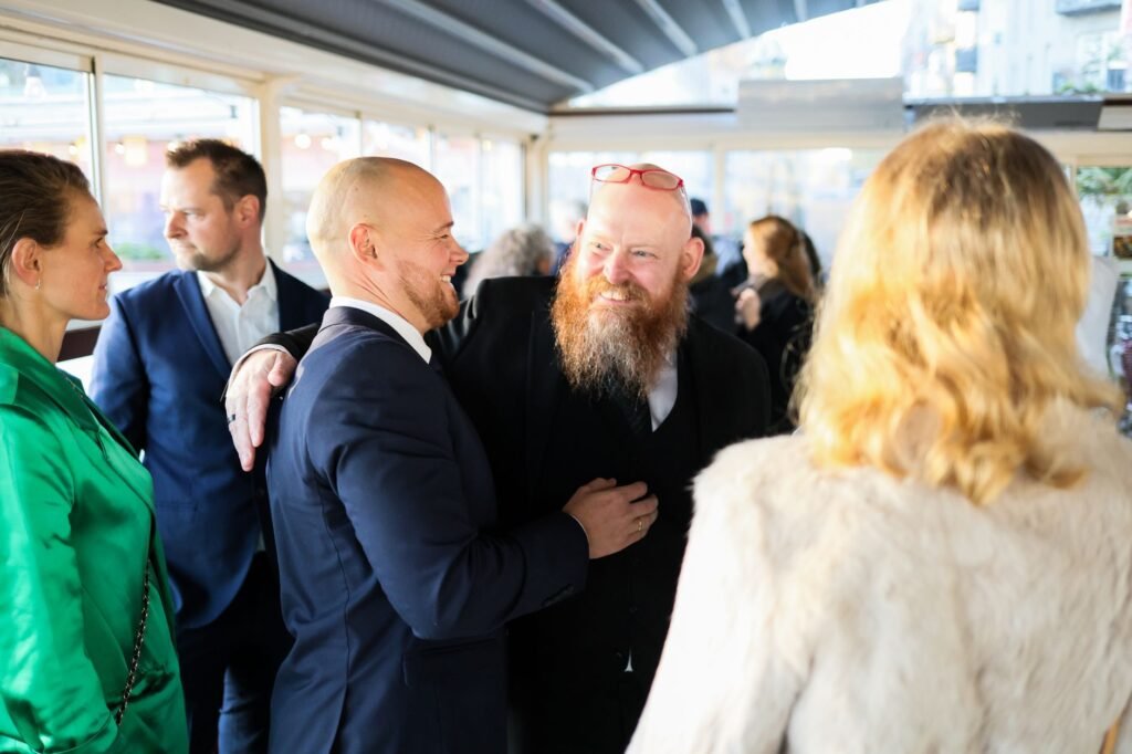 Kaksi aikuista sopii illan käytännöistä rauhallisesti