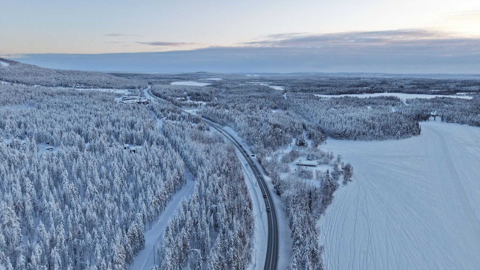 Aikuinen matkailija tarkistaa viestejä talvisessa Kuusamossa