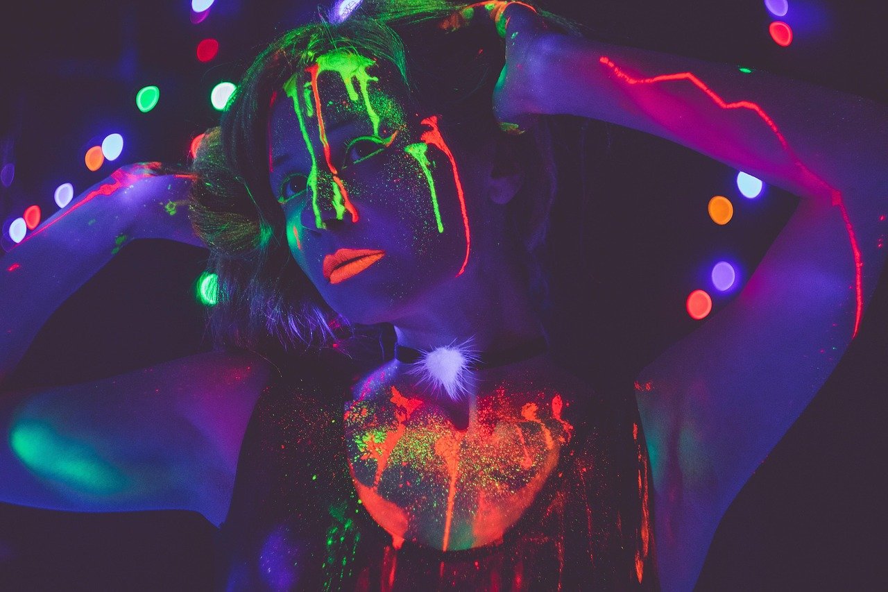nuori nainen, kokoontuminen, puolue, club life, neon, fosforia, loistaa pimeässä maali, fosfori maali, neon maali, voit fluor