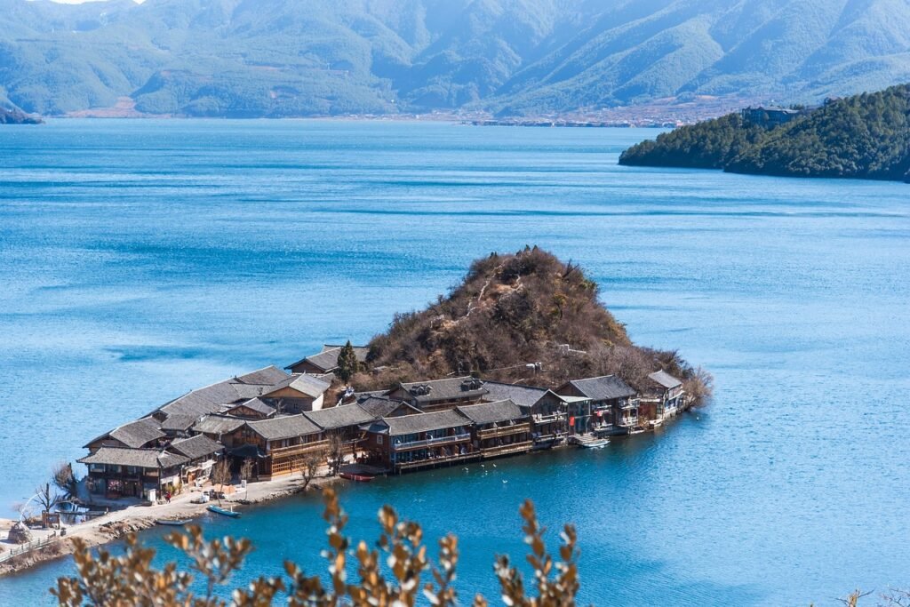 lugu lake, kiina, yunnan, vuori, luonnollinen, maisemia, muinainen, taivas, matkustaa, kylä, vettä, metsä, järvi, talvi, matk