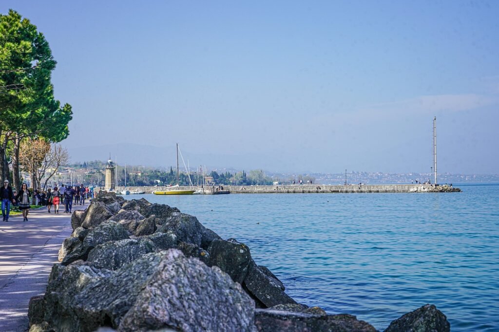 desenzano del garda, gardajärvi, järvenranta, sataman desenzano, port garda, lakeside kävelymatka, kävellä järvelle, coastal