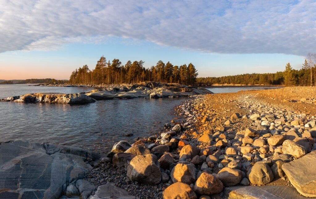 Tutustu Koyonsaari-saaren rauhalliseen kauneuteen kivisessä rannassa auringonlaskun aikaan.