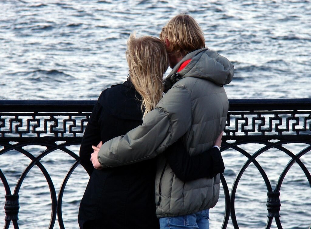 pari, rakkaus, dating, rakastavaiset, ystäville, suhde, kiintymystä, romanttinen, halata, ranta