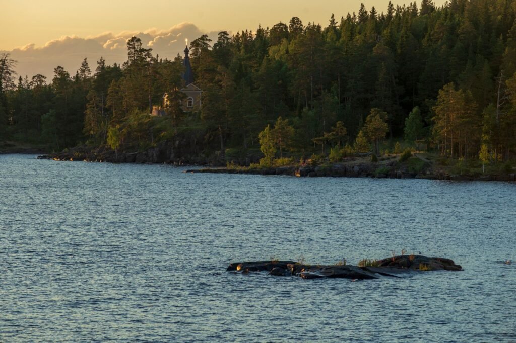 Rauhallinen kohtaus Valaamin saaren metsästä ja järvestä auringonlaskun aikaan.