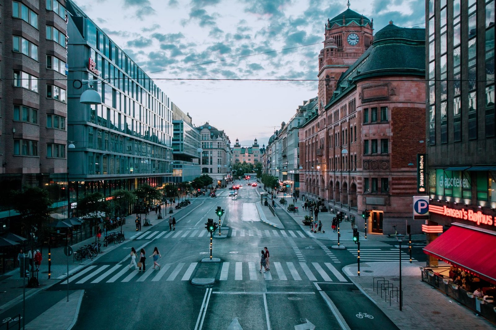 Rauhallinen ilta Uudenkaupungin Vanhassa kaupungissa, puutalokorttelit ja lämmin valaistus