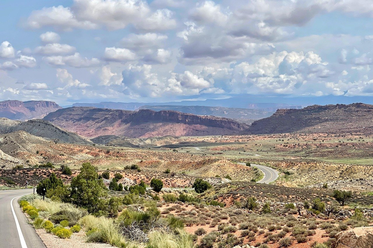 autiomaa, utah, vuoret, moab, maisema, kaarien kansallispuisto, scenic view, luonne, tie, pilvet, taivas, geologia, maisemia