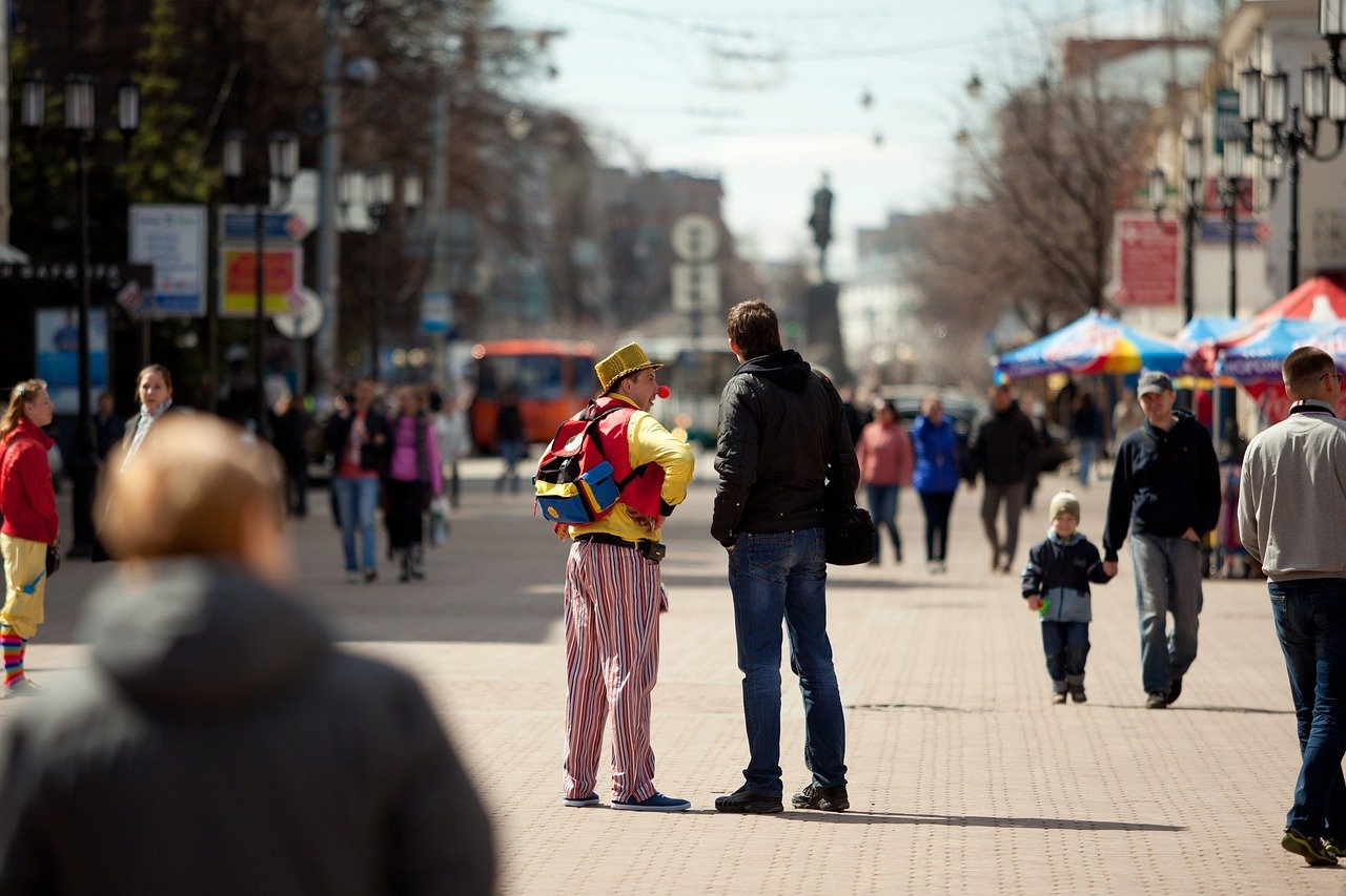 nižni novgorod, kävelee, pokrovka, ihmiset, street esiintyjä, klovni, street