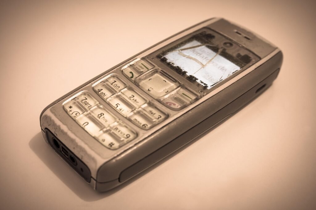 mobiili, puhelin, vanha, retro, mobile, kännykkä, nokia, spin -sovellus, rikki, kuluneet, kierrätetty, käytön jälkiä