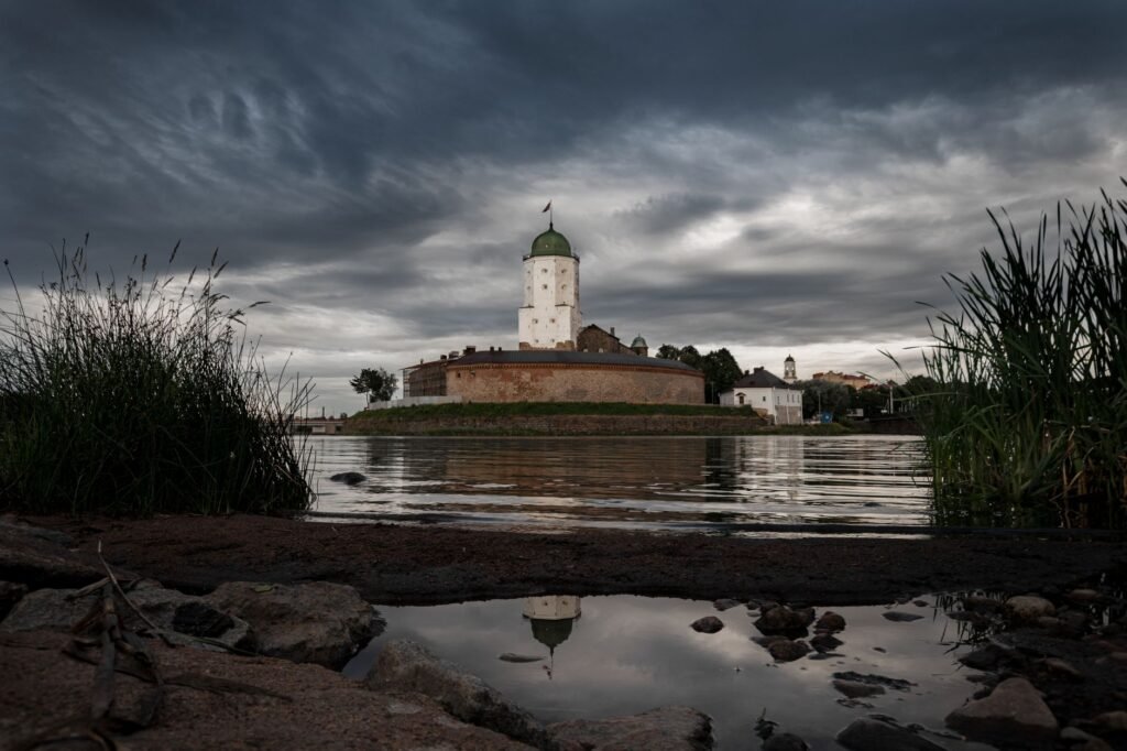 Vyborgin linna heijastuksineen ja tummine pilvineen, vangitsee historiallisen arkkitehtuurin viehätyksen.