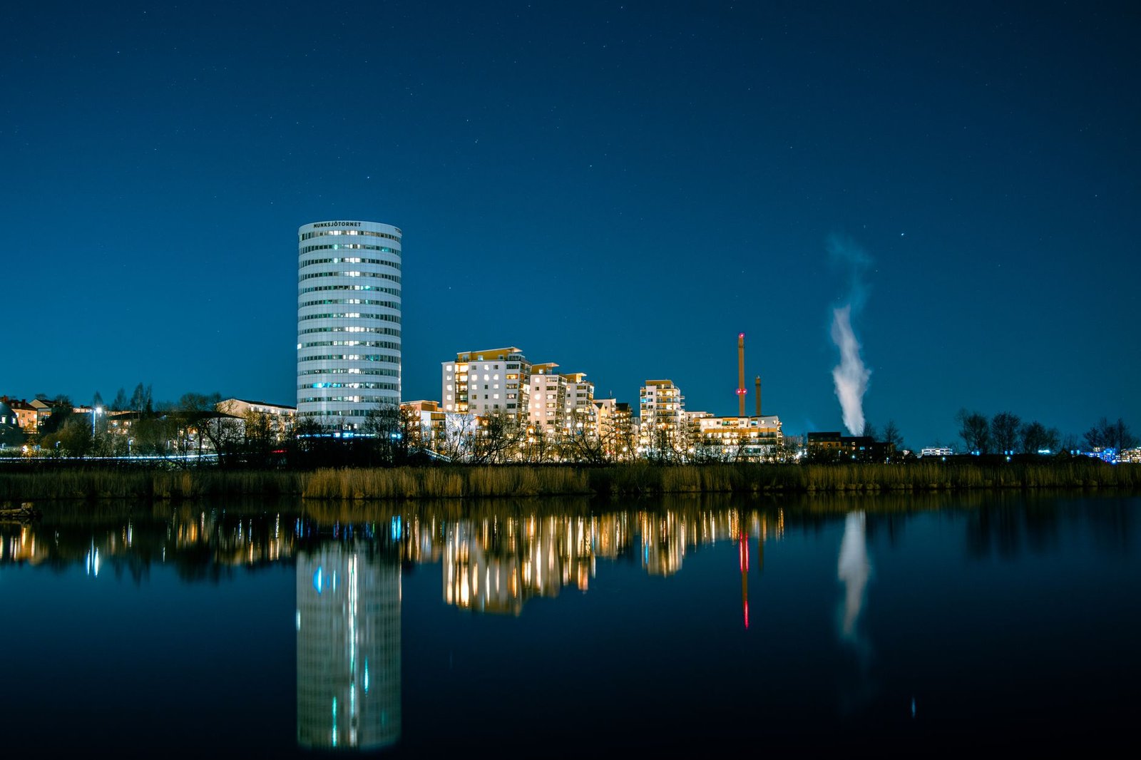 Upea yönäkymä Jönköpingin kaupunkikuvaan ja rakennusten heijastukset vedessä.