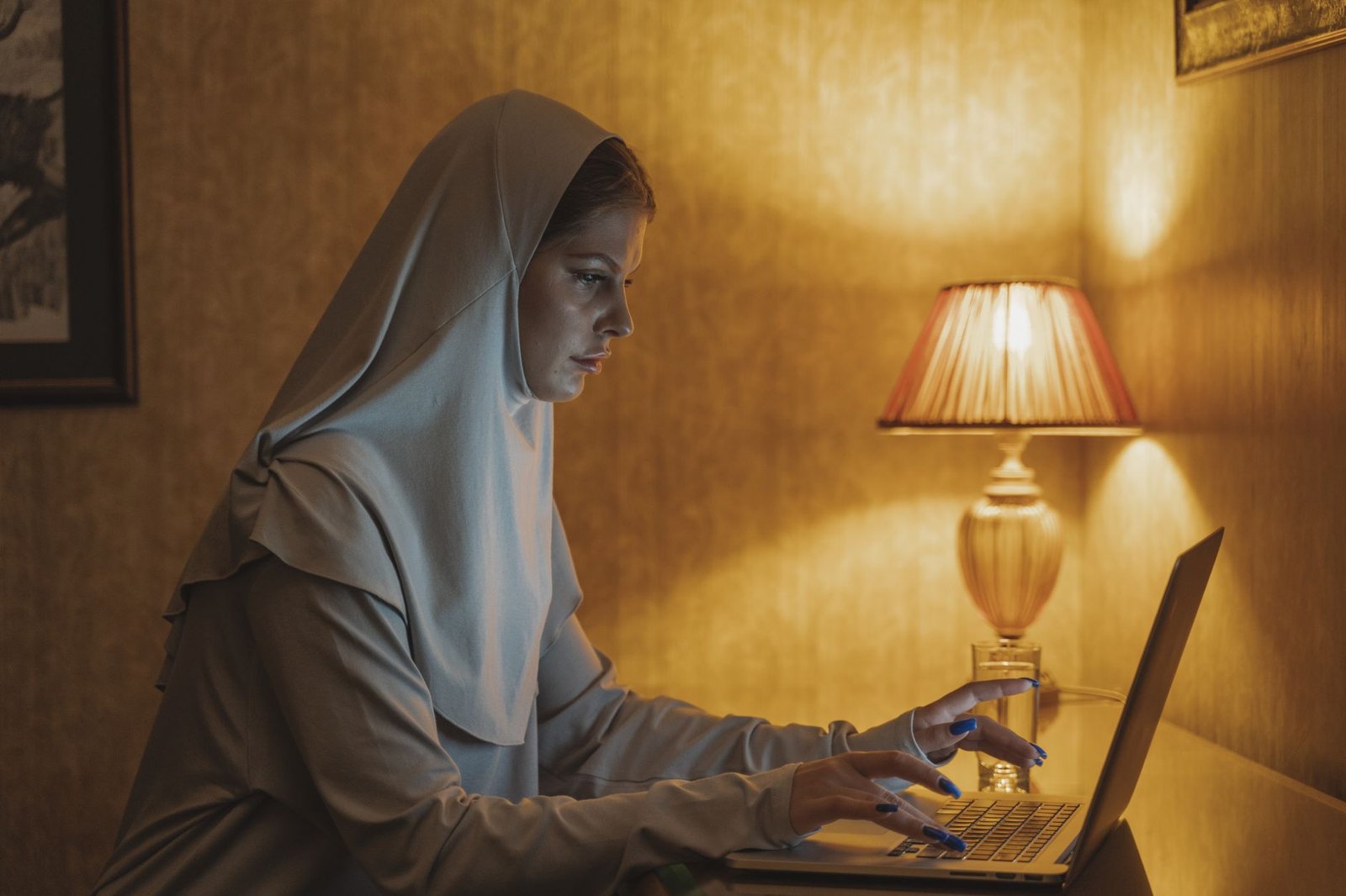 Henkilö selaa rauhallisesti hakemistoa kannettavalta tietokoneelta