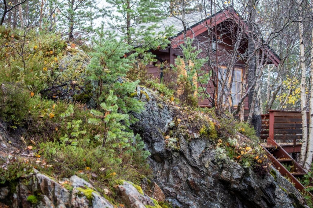 Rauhallinen iltainen kulkureitti Vuokatissa ja puhelin turvallista paluumatkaa varten