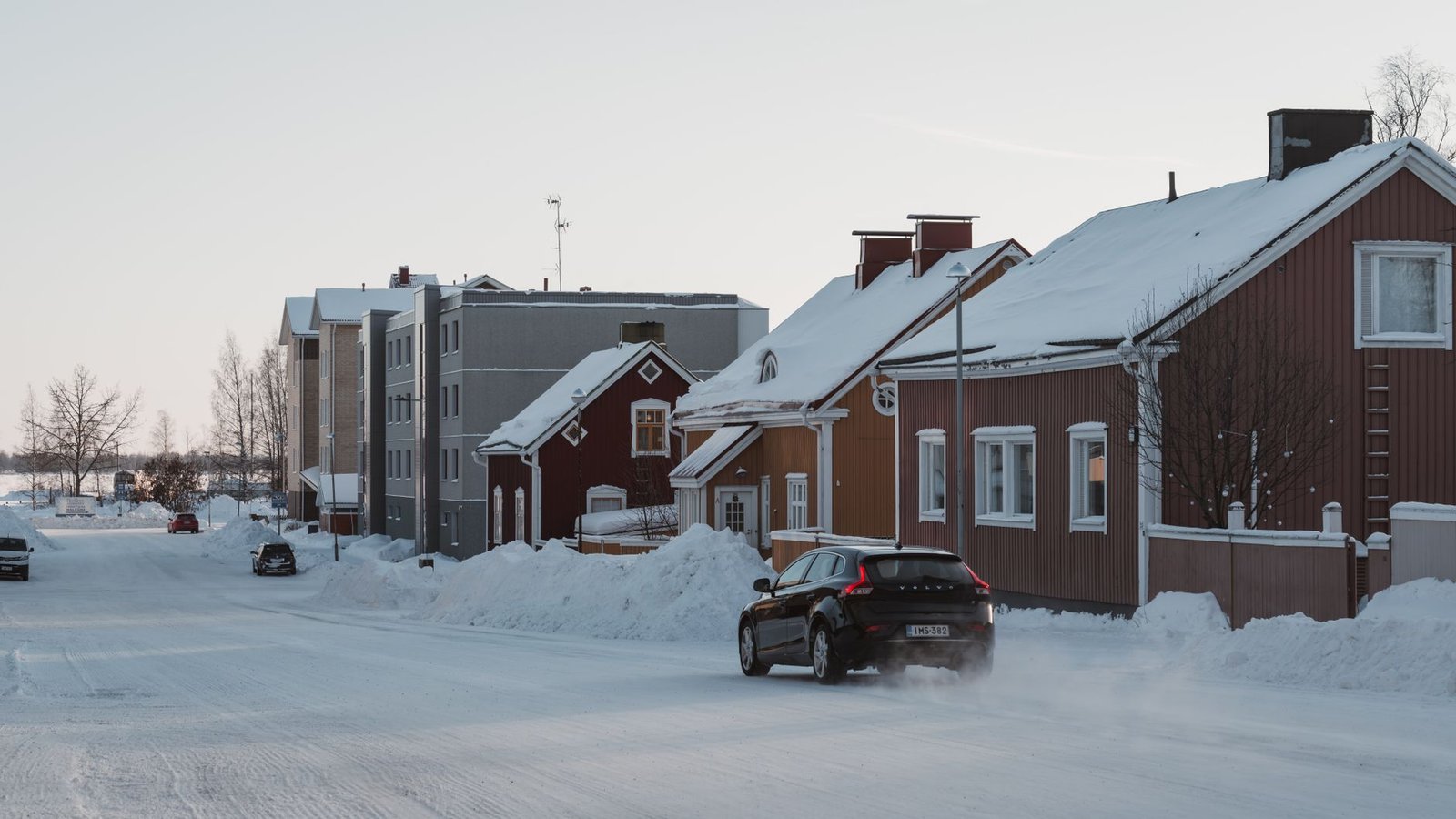 Rauhallinen katunäkymä Lieksassa iltavalossa