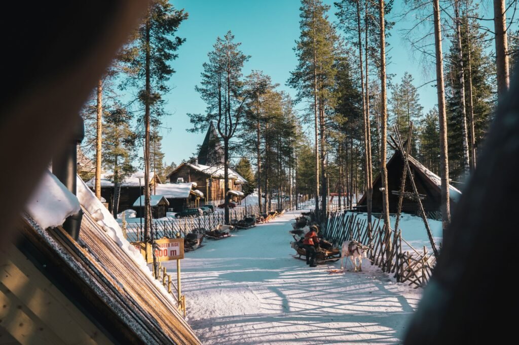 Älypuhelin kädessä ja profiilinäkymä talvisessa Lapissa