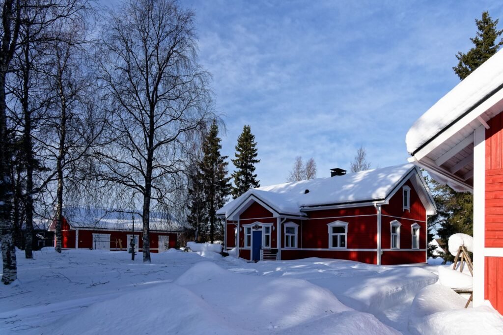 Kaksi ihmistä keskustelemassa talvisessa lapinkylässä