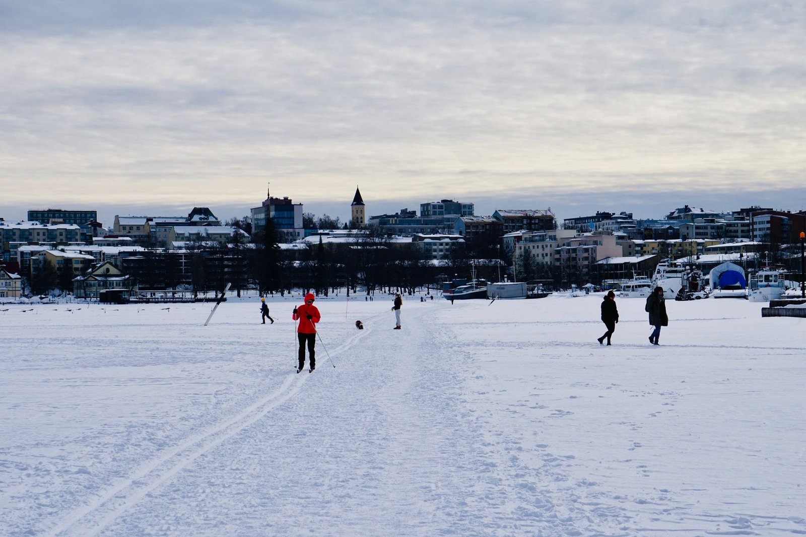 Lappeenrannan rauhallinen kaupunkimaisema iltavalossa