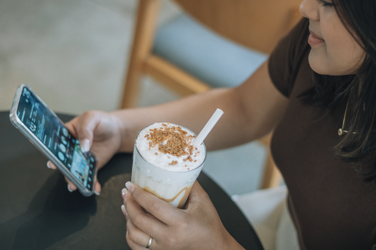 Aikuinen henkilö selaa profiileja puhelimella Vaasan kaupunkiympäristössä