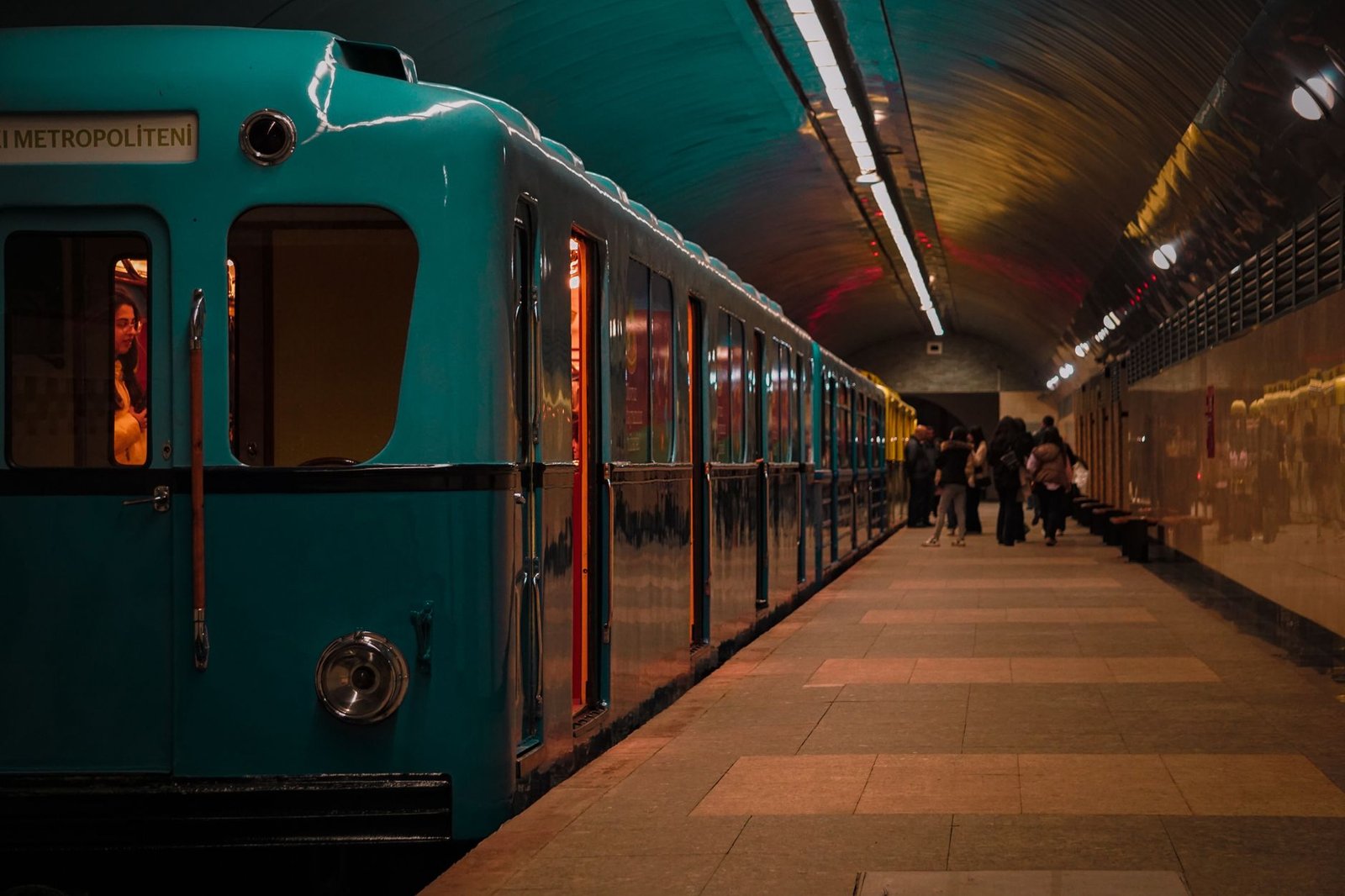Länsimetron aseman sisäänkäynti Espoossa illalla