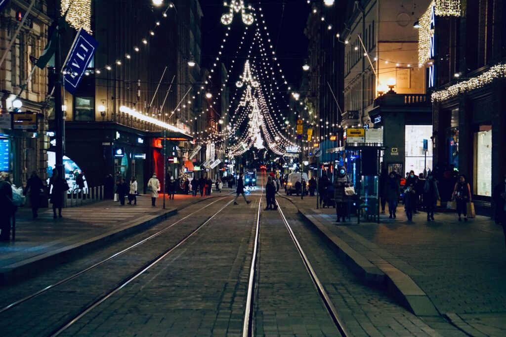 Kallion tai Vallilan katu illalla Helsingissä