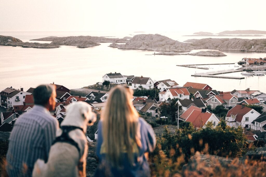 Kaksi ihmistä istuu risteilyaluksen kannella Helsingin saaristossa