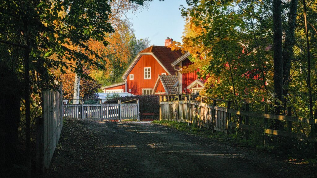 Mökkitie Jämsänkosken suunnalla iltapäivän valossa