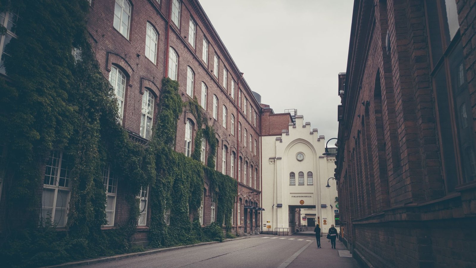 Rauhallinen kaupunkiympäristö Jämsässä vierailijan oppaan kuvituksena