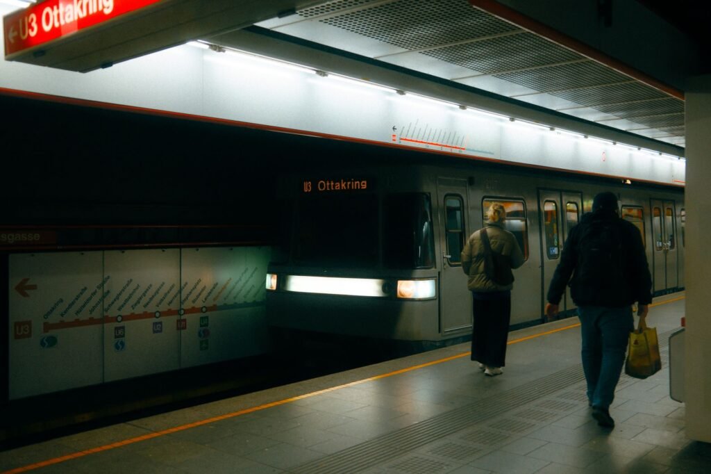 Järvenpään asemaseutu hämärässä