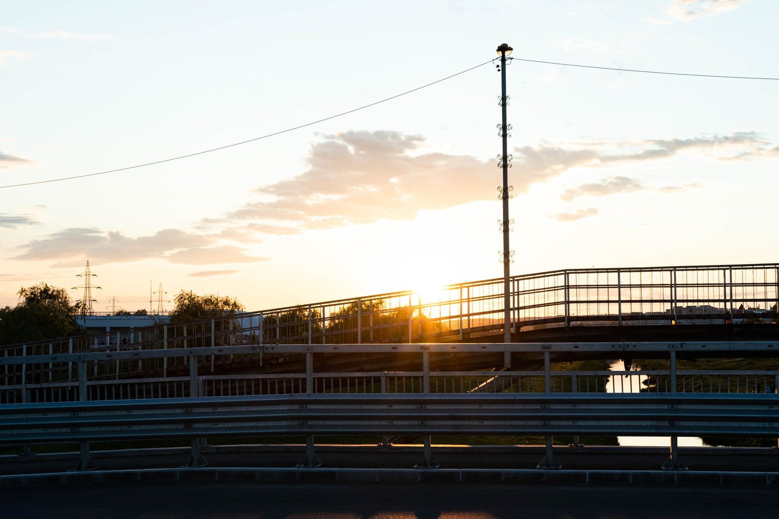 Pielisjoki ja silta Joensuun keskustassa iltahämärässä