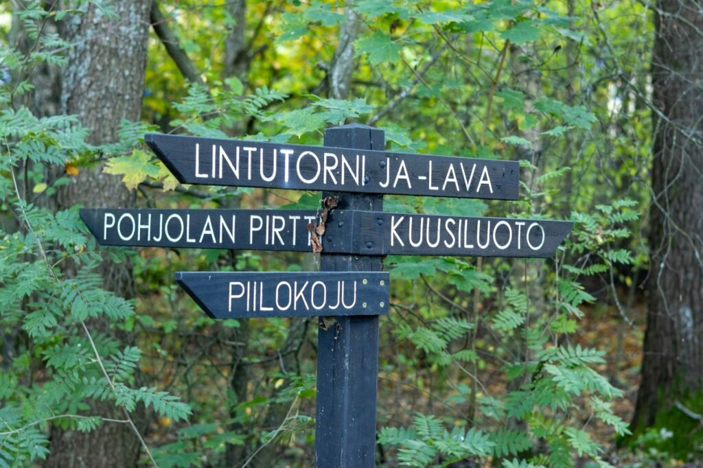 Vierailija tarkistaa reittiä Kaarinassa puhelimellaan