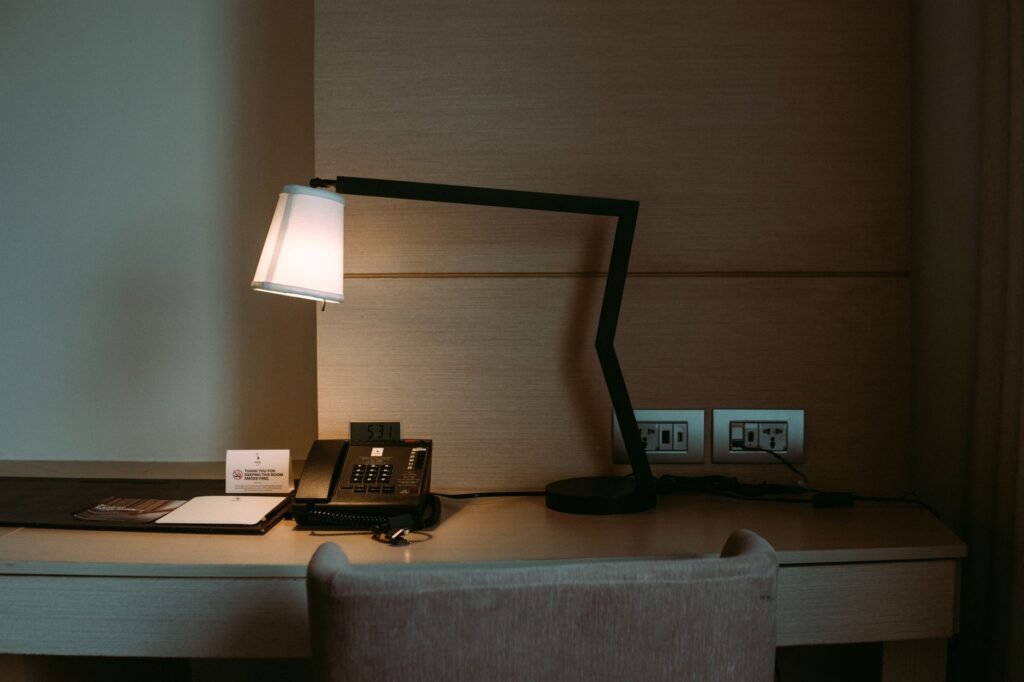 Vierailija tarkistaa viestejä ja matkasuunnitelmaa hotellihuoneessa
