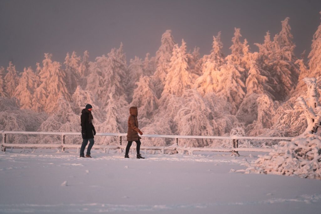 Kaksi ihmistä kävelemässä talvisella polulla Kemin jäisellä rannalla