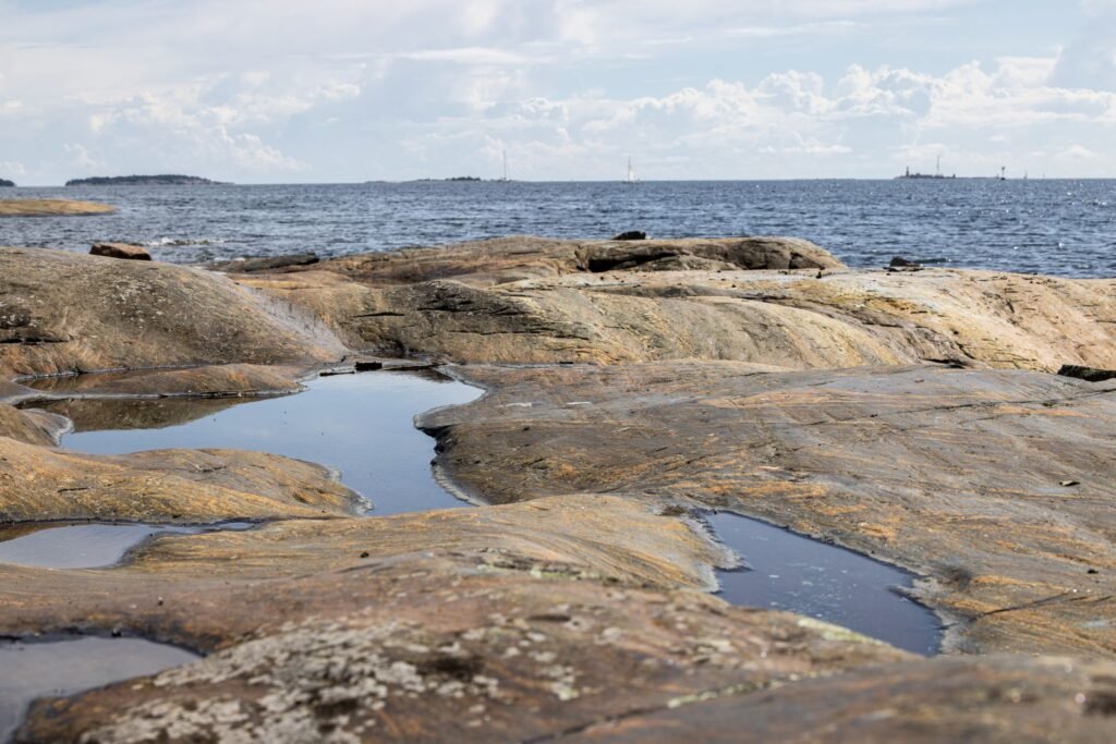 Merellinen kävelyreitti Uudellamaalla iltavalossa