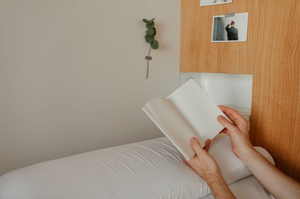 Puhelin, muistikirja ja avaimet tapaamisen suunnittelua kuvaavassa neutraalissa tilassa