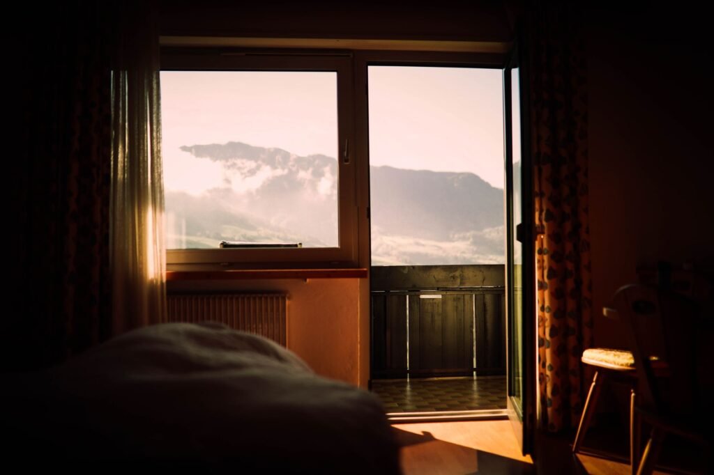 Hotellihuoneen ikkuna ja illan valo Kiteellä