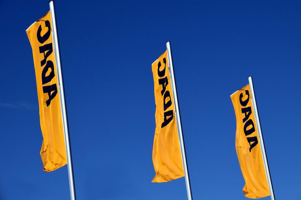 adac, liput, keltainen, keltainen lippu, isku, heiluttaen lippuja, taivas, sininen, säteilevä, auto club, club