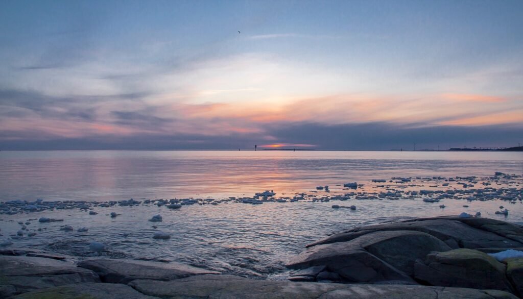 auringonlasku, luonne, meri, jää, vesi, rantakallio, pilvet, taivas, rauha, tunnelma, kevät, suomi, pori, kallo