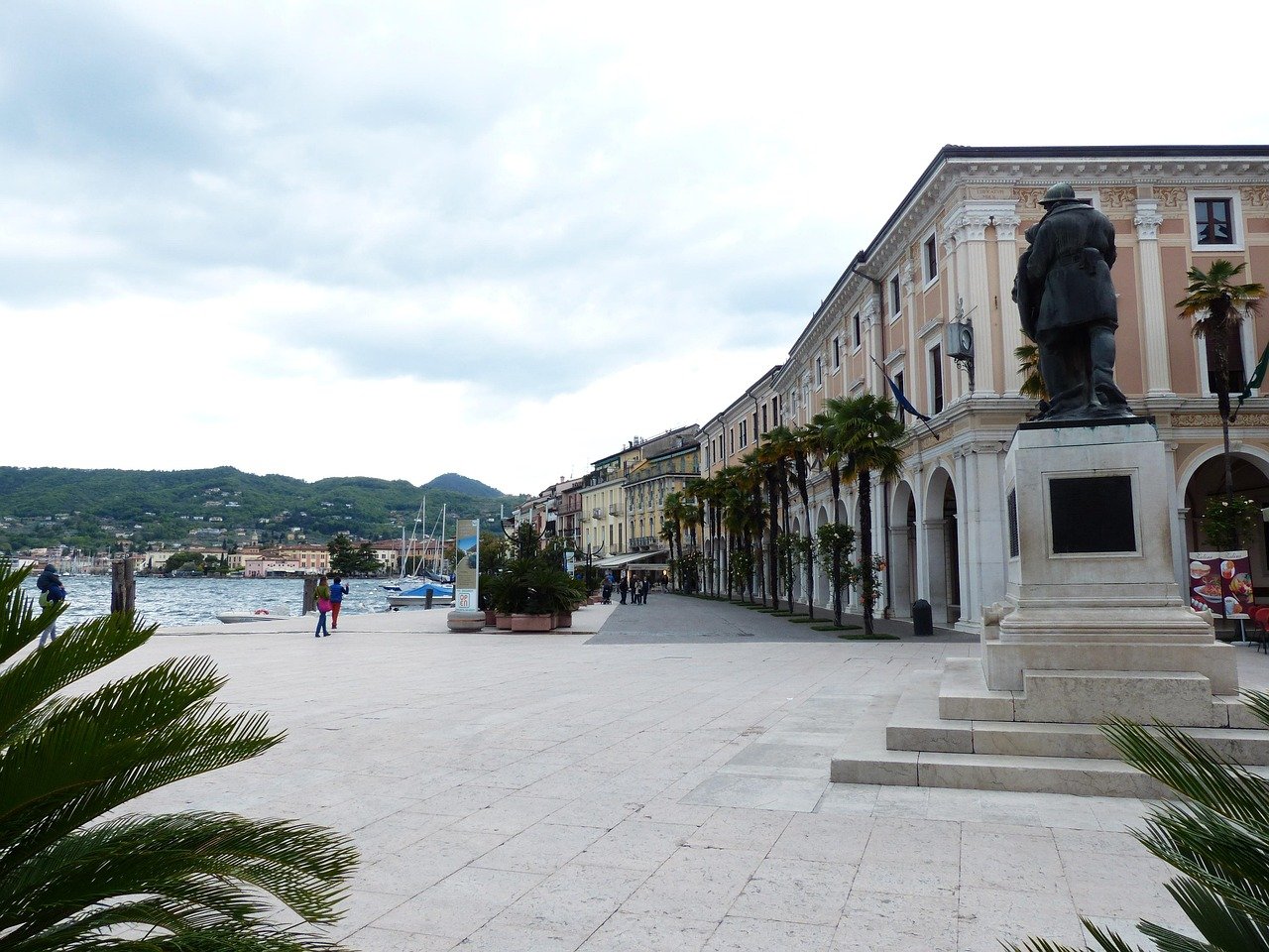 salò, kaupunki, kävelykatu, sodan muistomerkki, monumentti, sotilaita, salo, garda, länsiranta, brescia, lombardia, italia