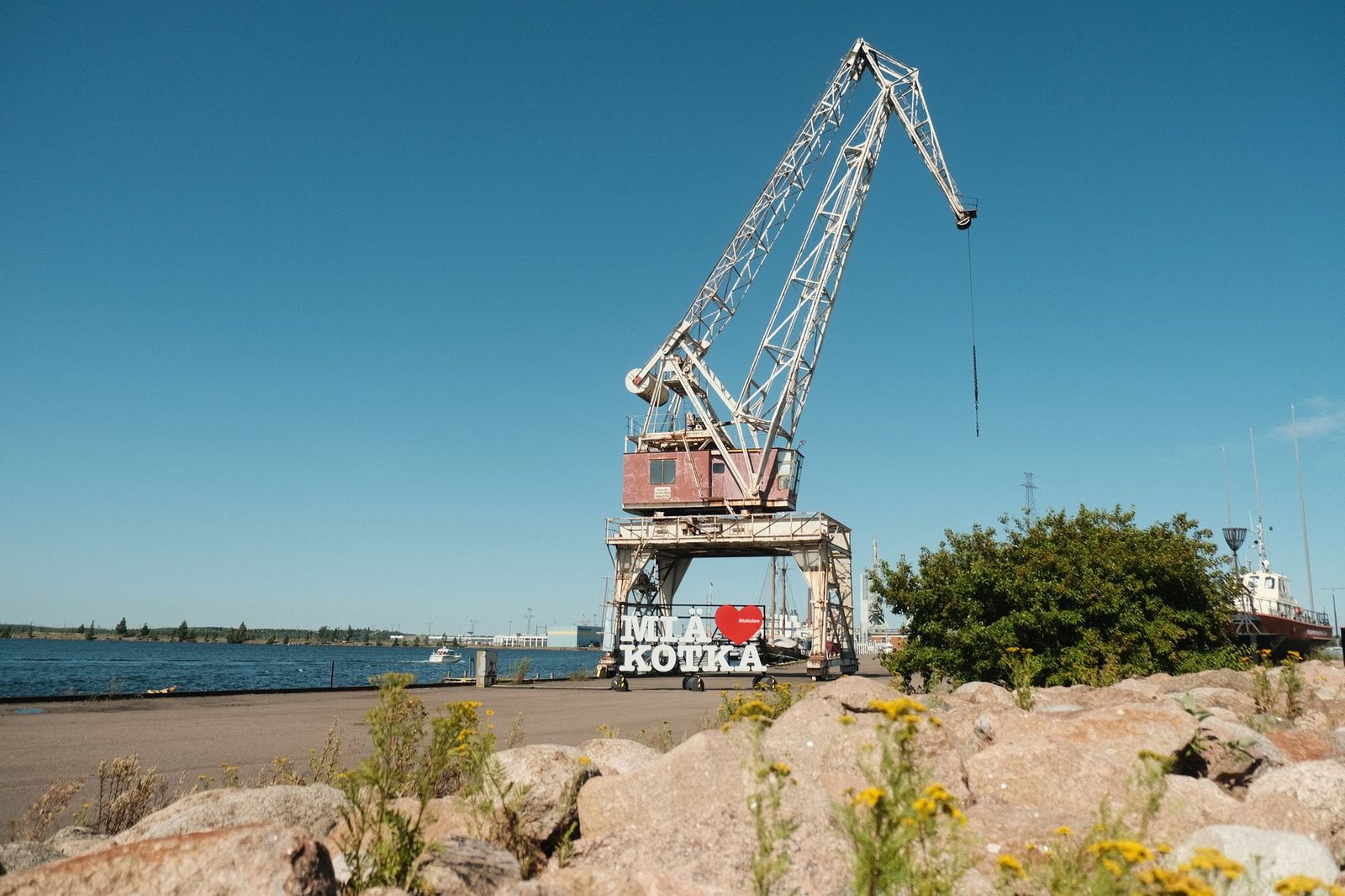 Kotkan Kantasataman valot sinisen hetken aikaan