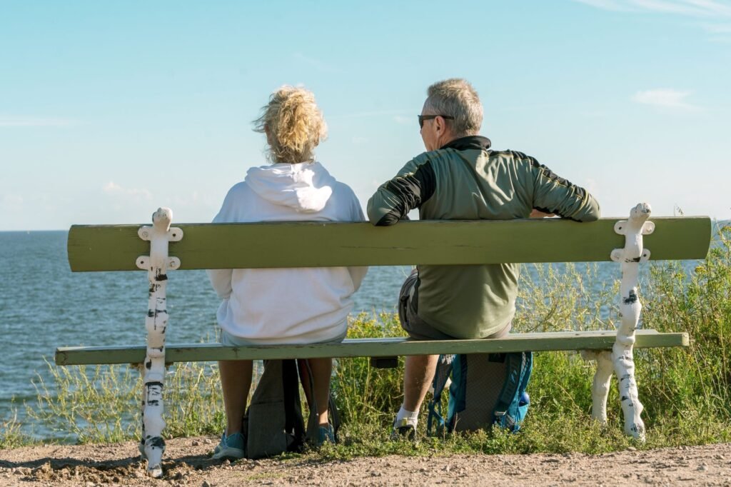 Henkilö tarkistaa kelloaan Sapokan puistossa päivällä