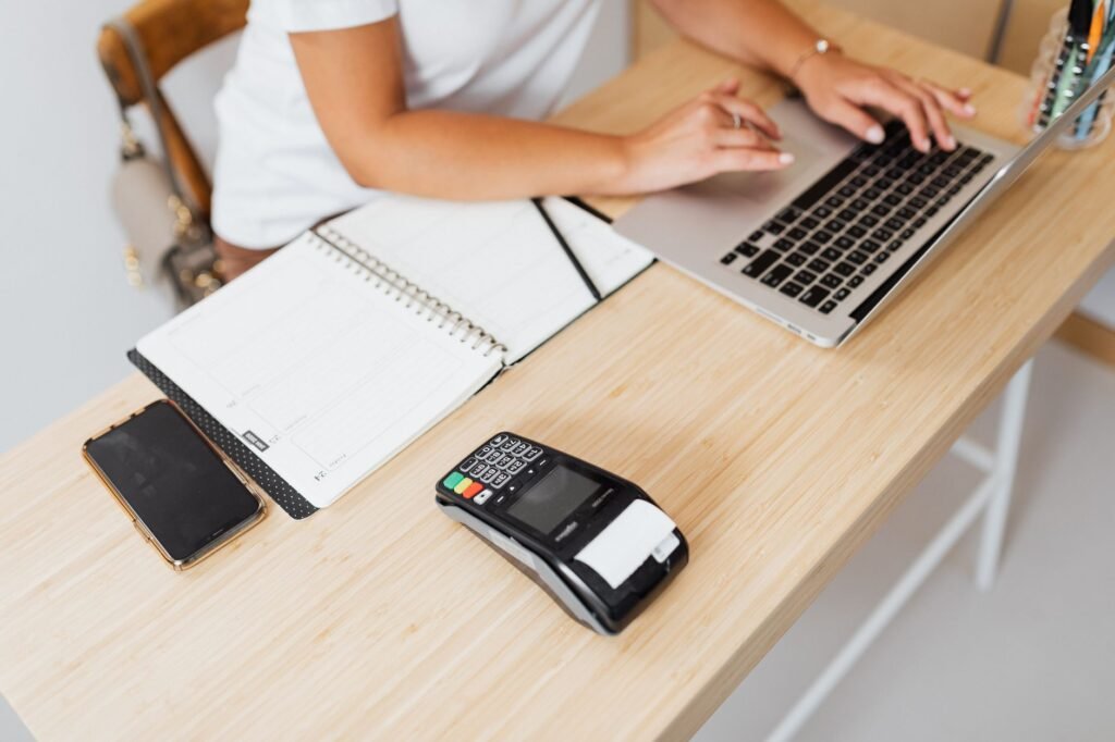 Puhelin ja muistikirja maksamisen turvallisuuden tarkistamista varten