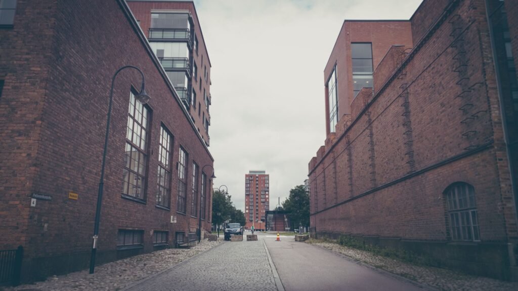 Iltakävelyreitti kaupungissa hämärän aikaan