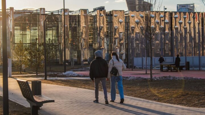 Kuopion sataman iltakävely seuralaisen kanssa: viisi merkkiä siitä, että kemiat kohtaavat jo ensitapaamisella