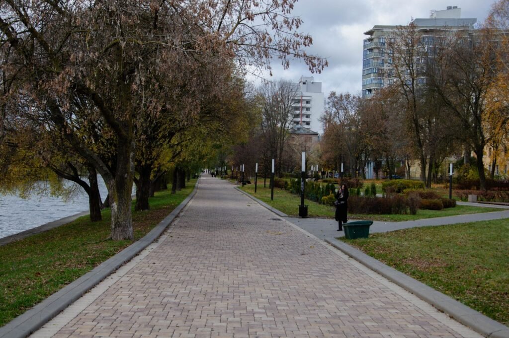 Kävelyreitti joen varrella syksyllä
