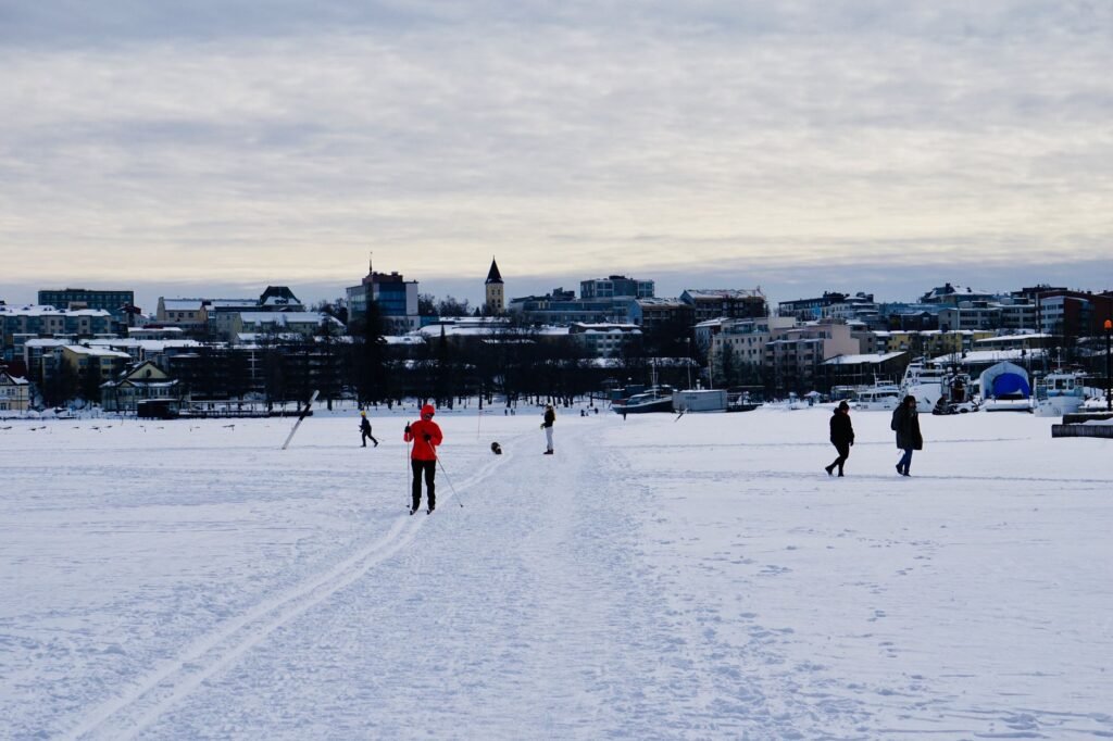 Aikuinen vierailija saapuu rauhallisesti Lappeenrannan iltaan